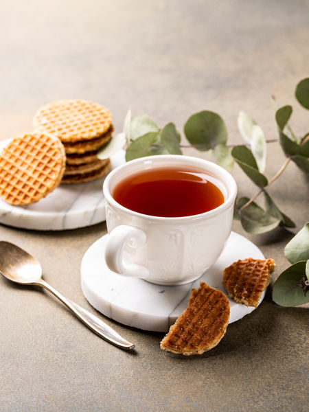 Sweet and astringent, I like to have a cup of English Breakfast with a stroopwafel.