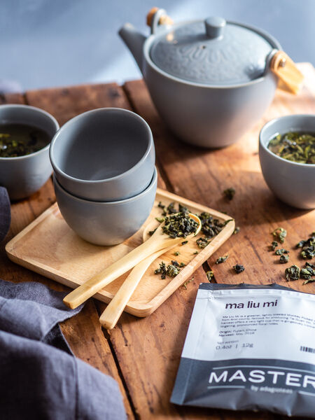 Hou Zi Cai or Ma Liu Mi (Cantonese) is a greener, lightly roasted Monkey Picked variety of oolong from Anxi county, famous for producing Tie Guan Yin. This lovely spring harvest offers a very light cup that is gorgeously intricate in profile with a lingering, pronounced floral note. 