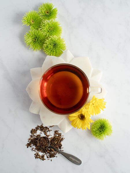 In addition to helping a lot of minimizing wastefulness, the pleasant aroma of roasting green tea helped merchants entice more customers into their shops. Once tea drinkers tasted Hojicha, they were enchanted by its character.