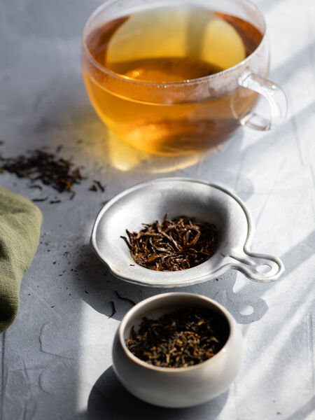 This Jin Jun Mei is a rare black tea from the high mountain village of Tongmu in Fujian, the birthplace of black tea. It is a mix of young golden and very dark leaves. The dry aroma is that of hops, cocoa, and spice.