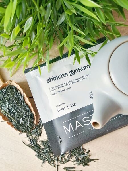 Shincha Gyokuro features lovely long, slender deep green leaves. The dry aroma is one of candied nuts and sweet grass.