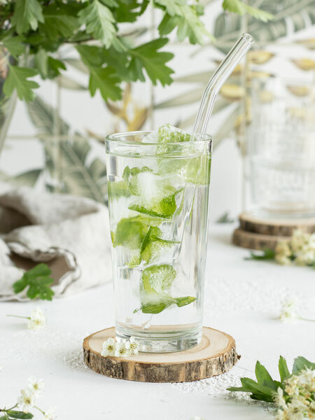 A quick, economical alternative to bottled water for better tasting tea. Removes up to 80% of chlorine and 70% limescale from tap water in seconds, dramatically improving the taste of tea and other beverages. It's also very quick, removing impurities at twice the speed of similar products. The cost savings are even more impressive. Its 60-day filters (one included free) will save you 90% of the cost of bottled water. A digital indicator will signal when these should be changed.