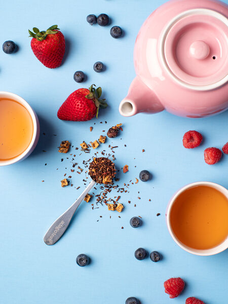 Heart Health Benefits of Tea You’ll Love The smooth, gently sweet flavor of Honeybush Wild Berry. This caffeine-free cup offers a soft, juicy flavor of blueberry, raspberry, and strawberries with the subtle hint of rose petals. A wonderful spring inspired blend that can be enjoyed any time of day or year.