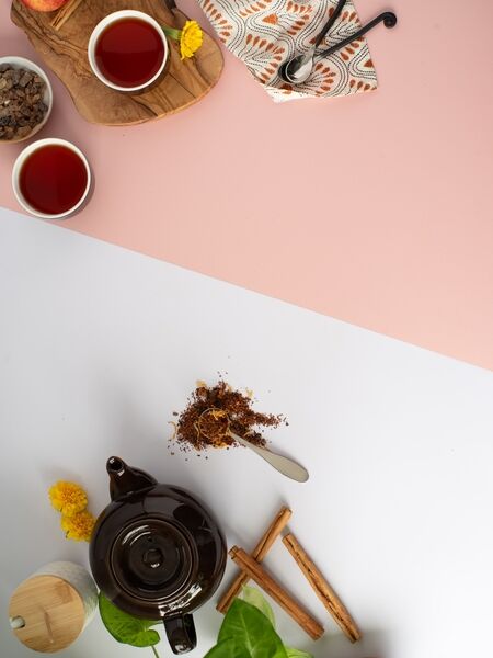 Indulge in the warm, cozy flavor of our Cinnamon Roll Rooibos tea. This naturally caffeine-free blend of rooibos, honeybush, cinnamon, and creamy vanilla delivers the taste of a fresh-baked cinnamon roll - without the guilt. Perfect for evenings, dessert pairings, or anytime you crave a sweet and soothing cup of tea.