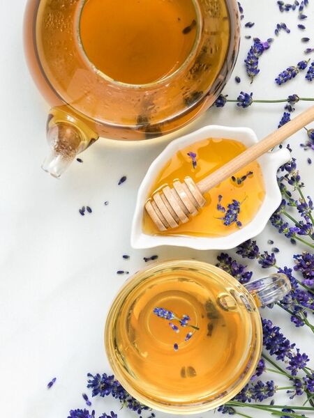 Tea and honey share a natural harmony. Both are products of nature, rich in complexity, and influenced by their environment. Just as tea reflects the region where it’s grown, honey mirrors the flowers from which bees gather nectar. The result? Endless flavor combinations that can enhance, balance, or transform a cup of tea.